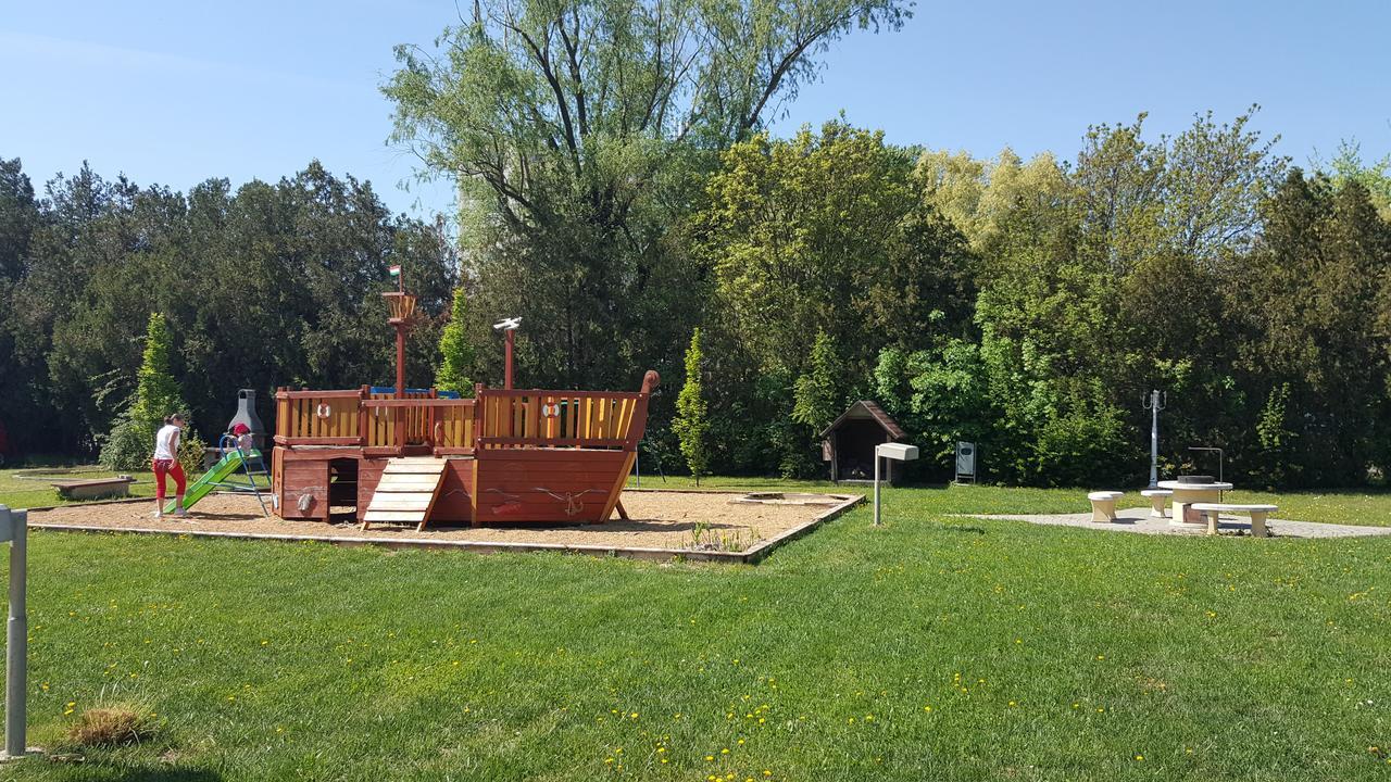 Surman Apartmanok Siófok Esterno foto